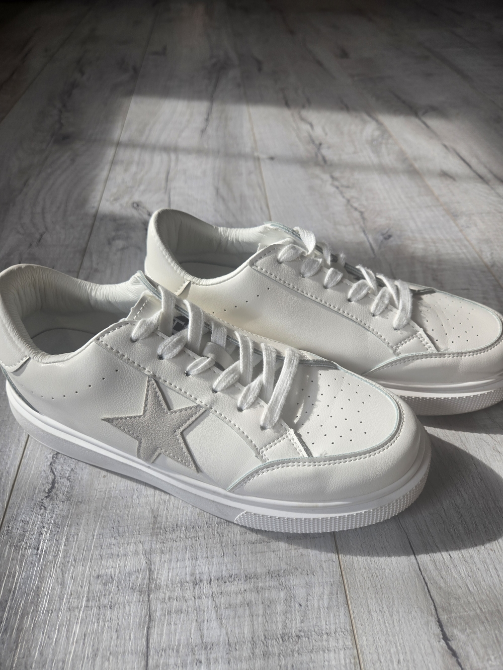 Vintage Havana White Sneakers with Gray Star Accent